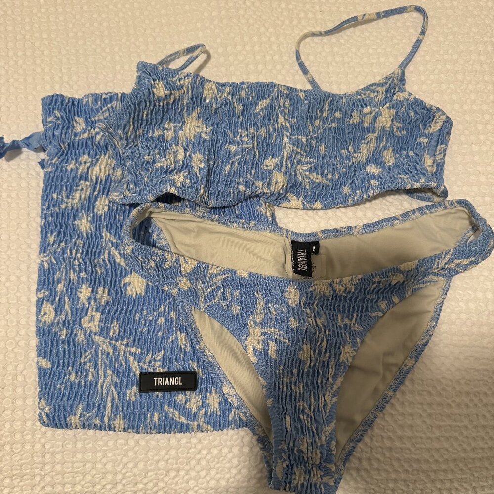 Traingl Bikini Blue & White Floral Set, Size Medium